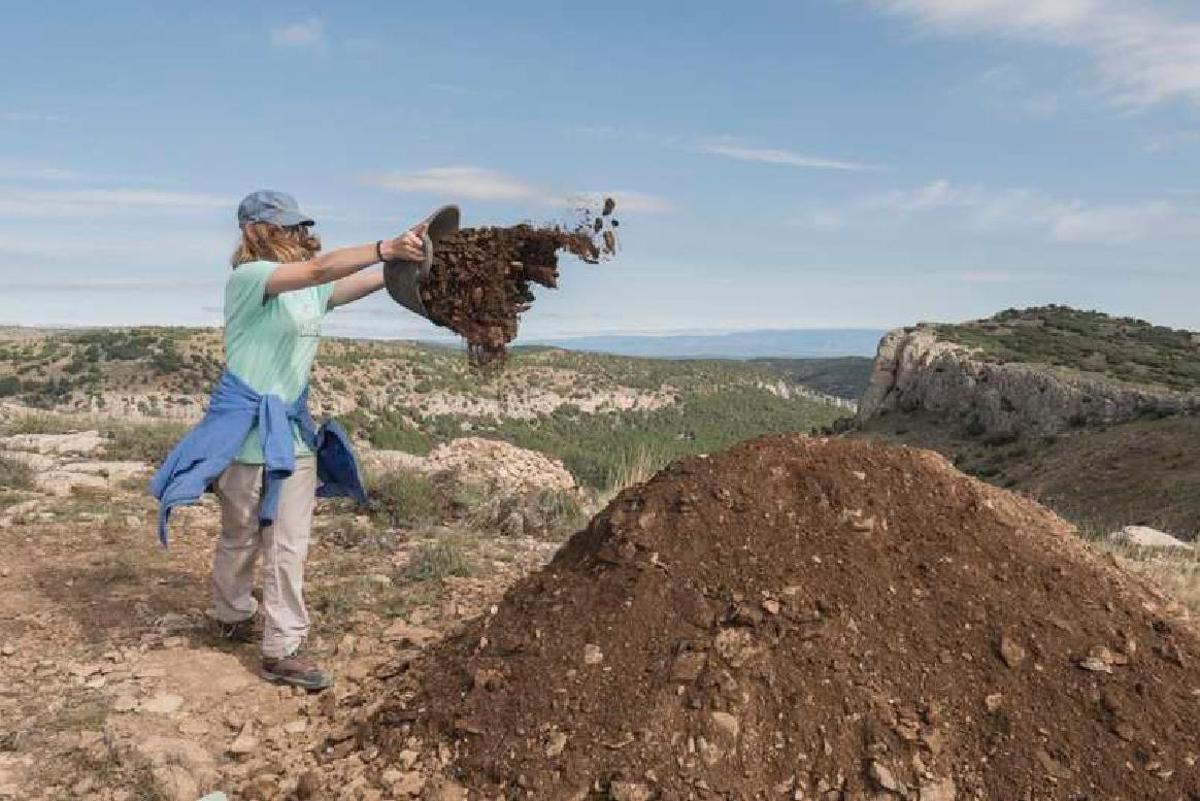 Una arqueóloga, en la excavación de una zona de combates de la Batalla de Levante de la Guerra Civil, en el término de El Toro (Castellón).