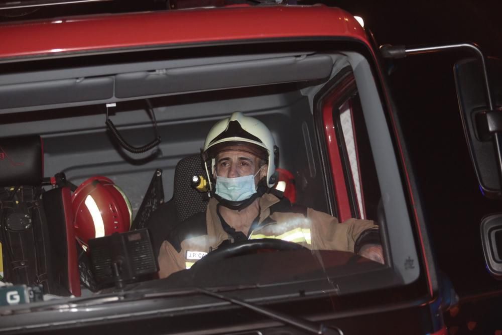 Homenaje de Policía, Guardia Civil y Bomberos al personal sanitario del HUCA