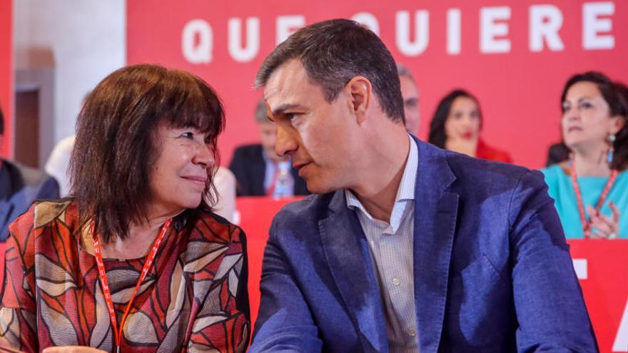 Cristina Narbona junto a Pedro Sánchez.