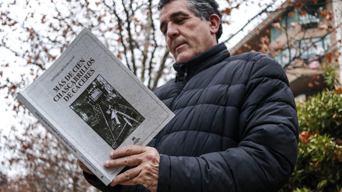 El autor posa junto a su libro.