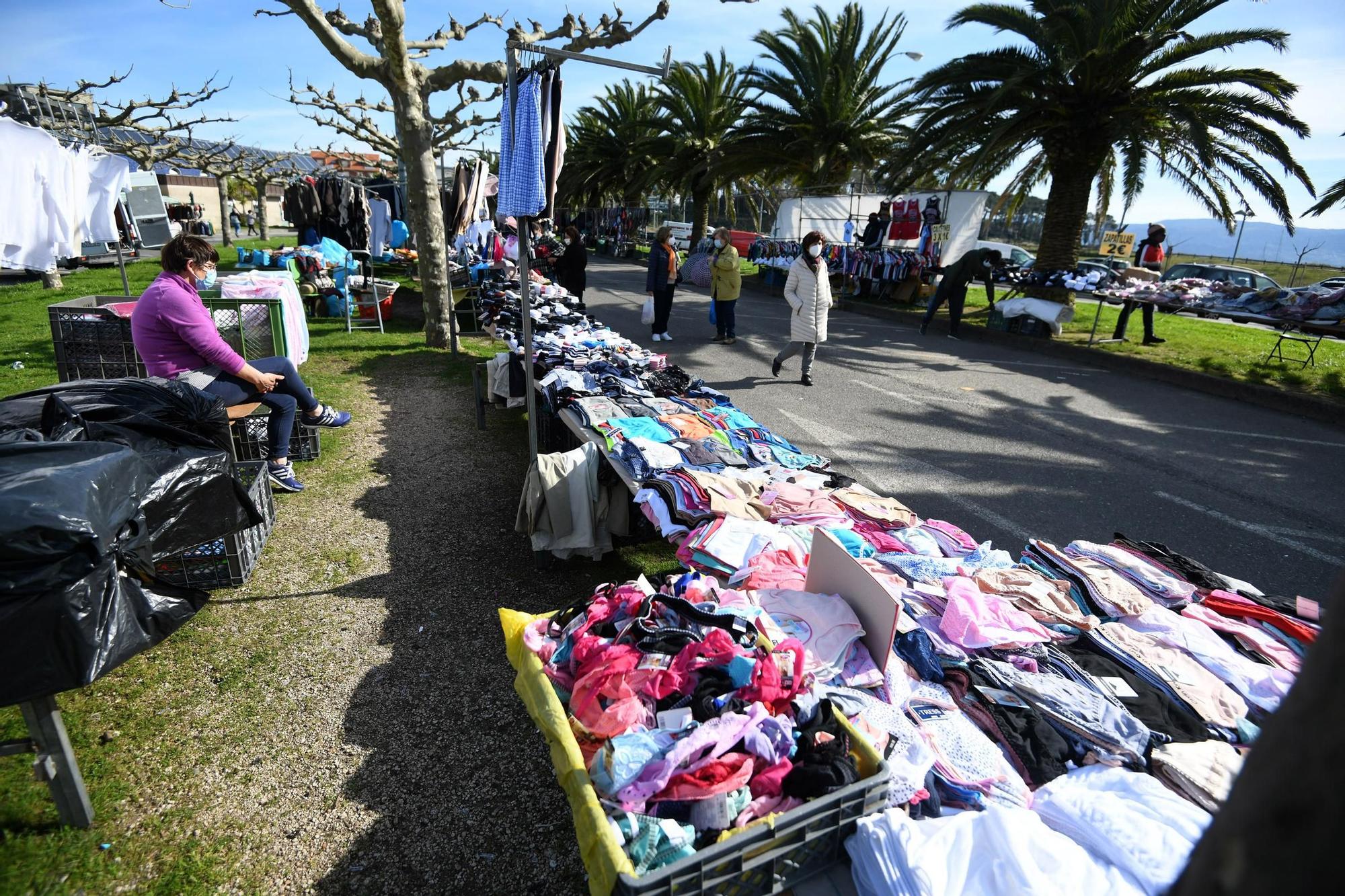 El mercadillo de Baltar, sin clientes por las restricciones