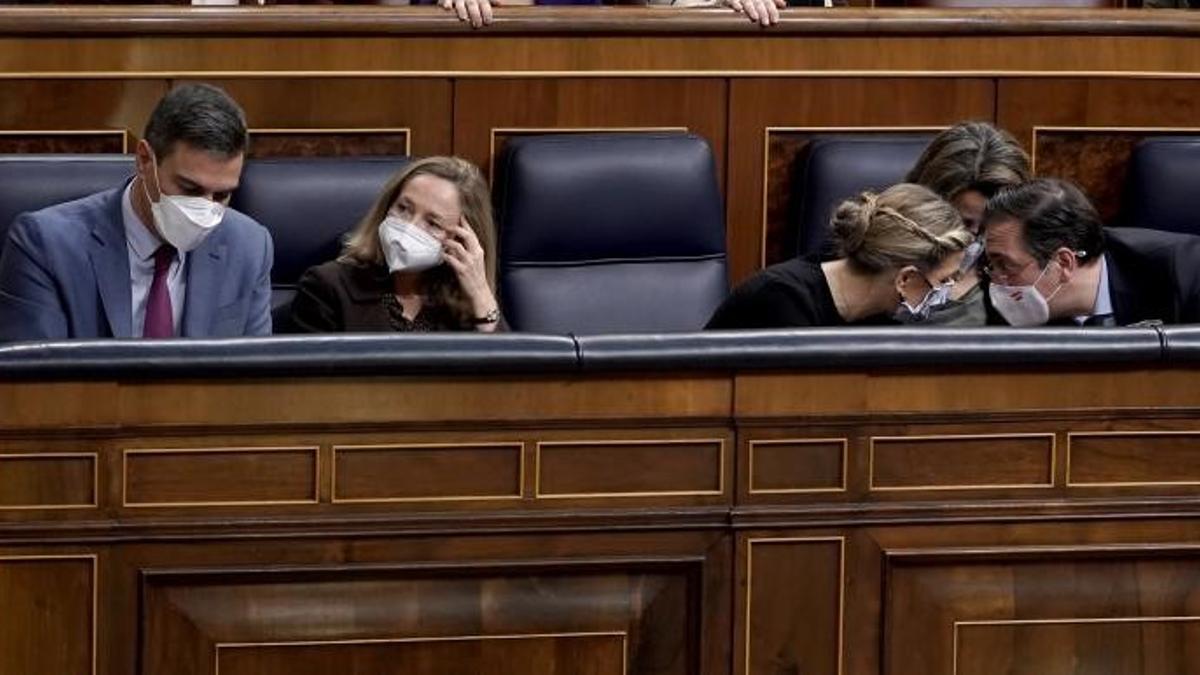 El presidente del Gobierno, Pedro Sánchez, junto a Nadia Calviño, mientras conversan las vicepresidentas Yolanda Díaz y Teresa Ribera con el ministro de Exteriores, José Manuel Albares, este 2 de marzo de 2022 durante el pleno extraordinario sobre la situación en Ucrania