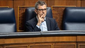 El ministro de la Presidencia, Relaciones con las Cortes y Justicia, Félix Bolaños, durante una sesión plenaria en el Congreso de los Diputados, a 15 de octubre de 2024, en Madrid (España).