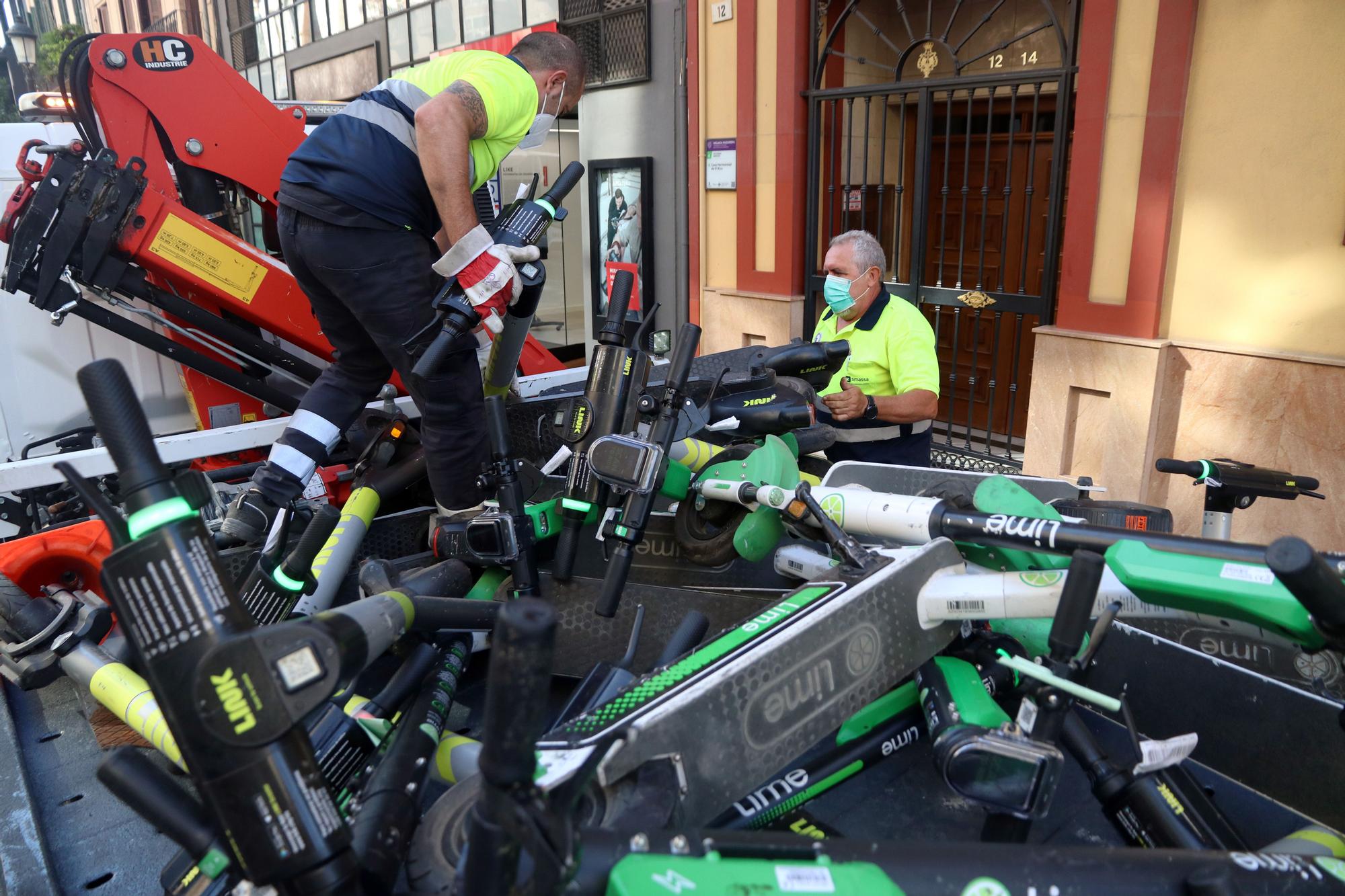 La grúa de Málaga ya se lleva los patinetes y bicicletas mal aparcados