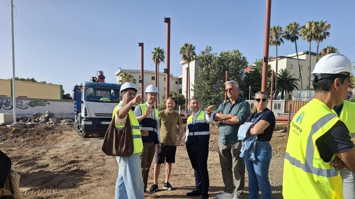 El alcalde y el concejal de Infraestruturas de Santa Cruz, junto a otros gestores y técnicos de la obra deportiva en Juan XXIII.
