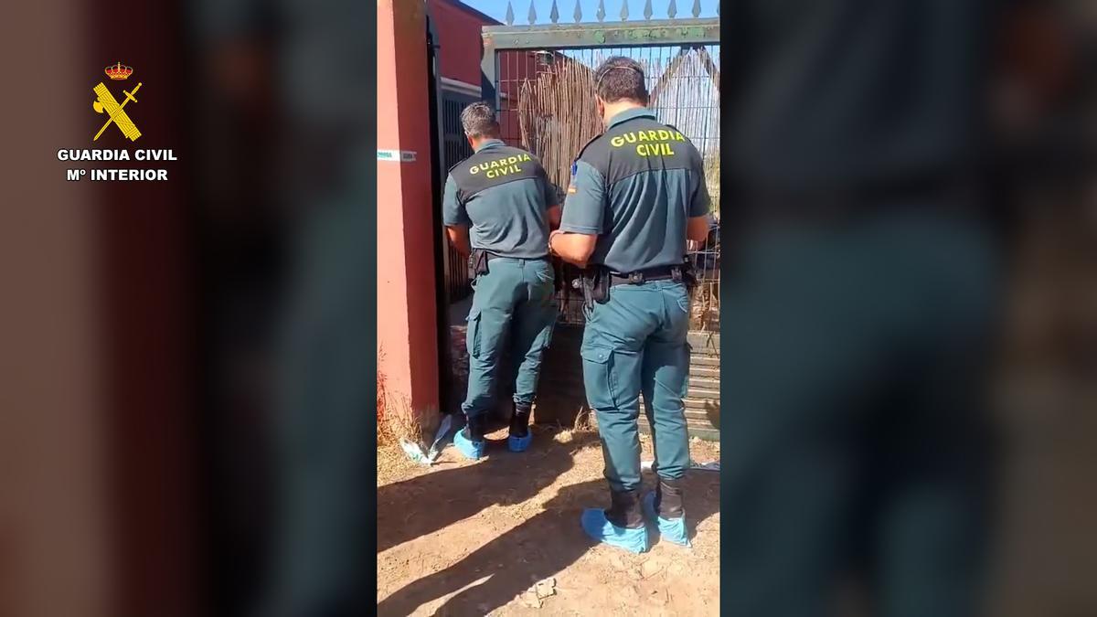 Dos guardias civiles acceden al recinto de la Asociación Protectora de Animales La Tinaja.