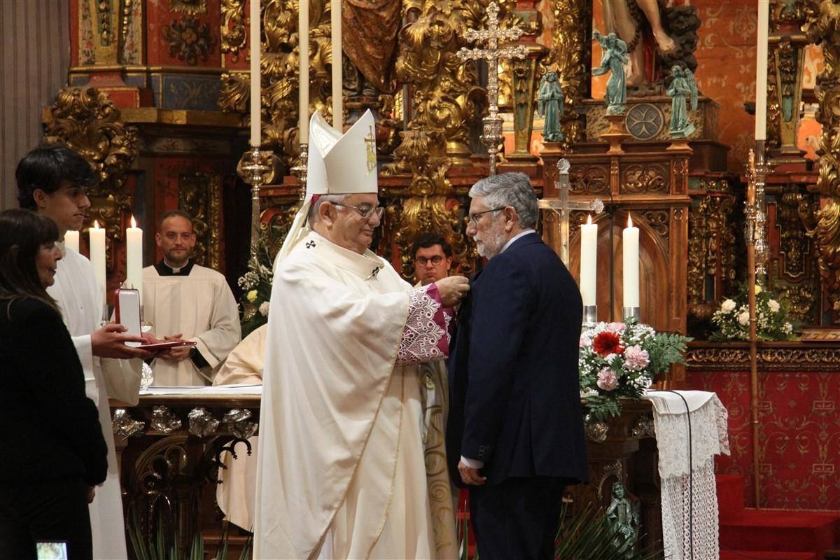 Agustín Velázquez recibe la Cruz Pro Ecclesia et Pontifice en la Misa Crismal en la Catedral de Badajoz.