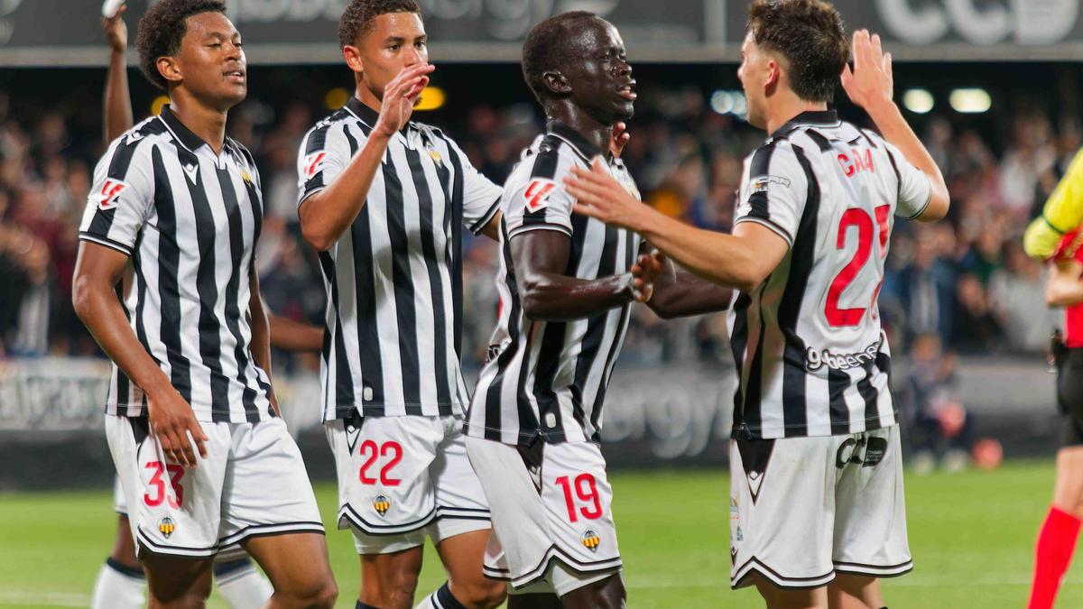 Jozhua, Chirino, Mabil y Cala celebran durante el Castellón-Almería, la única remontada en el SkyFi Castalia.