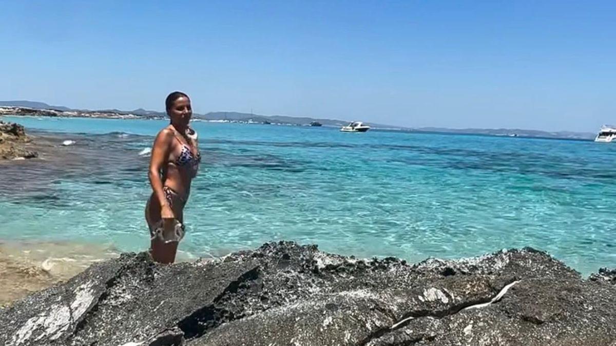 Paula Perrone trabaja 12 horas y descansa entre turnos en una playa de Formentera
