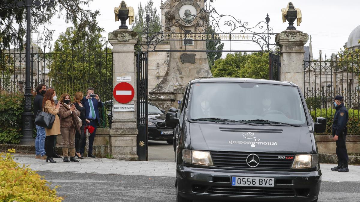 La salida de los restos mortales de Déborah del cementerio de Pereiró. A la izq., su familia.