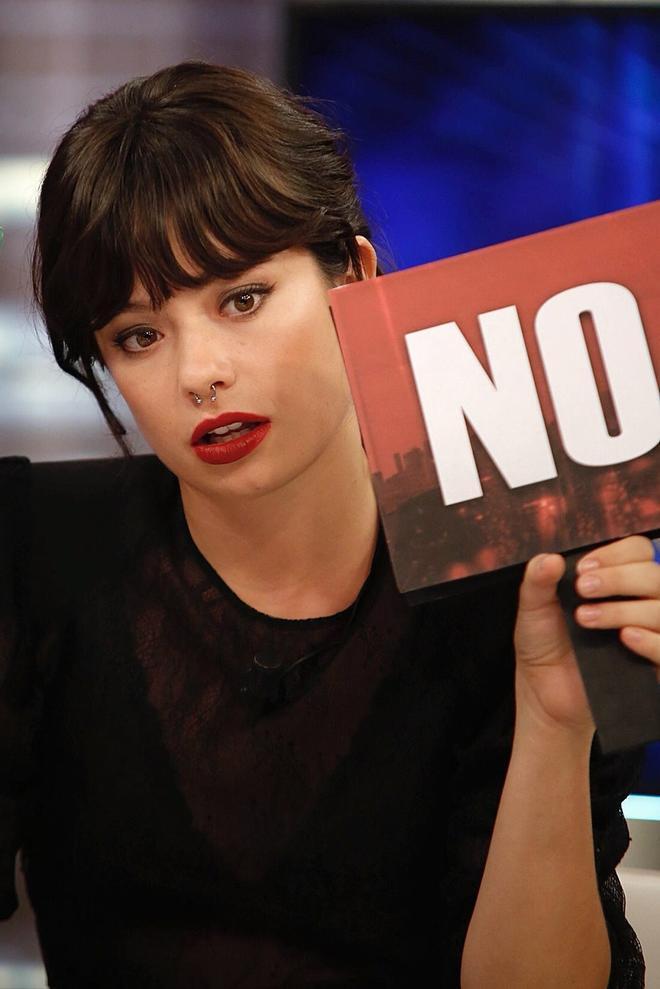 Anna Castillo con un cartel de NO en El Hormiguero