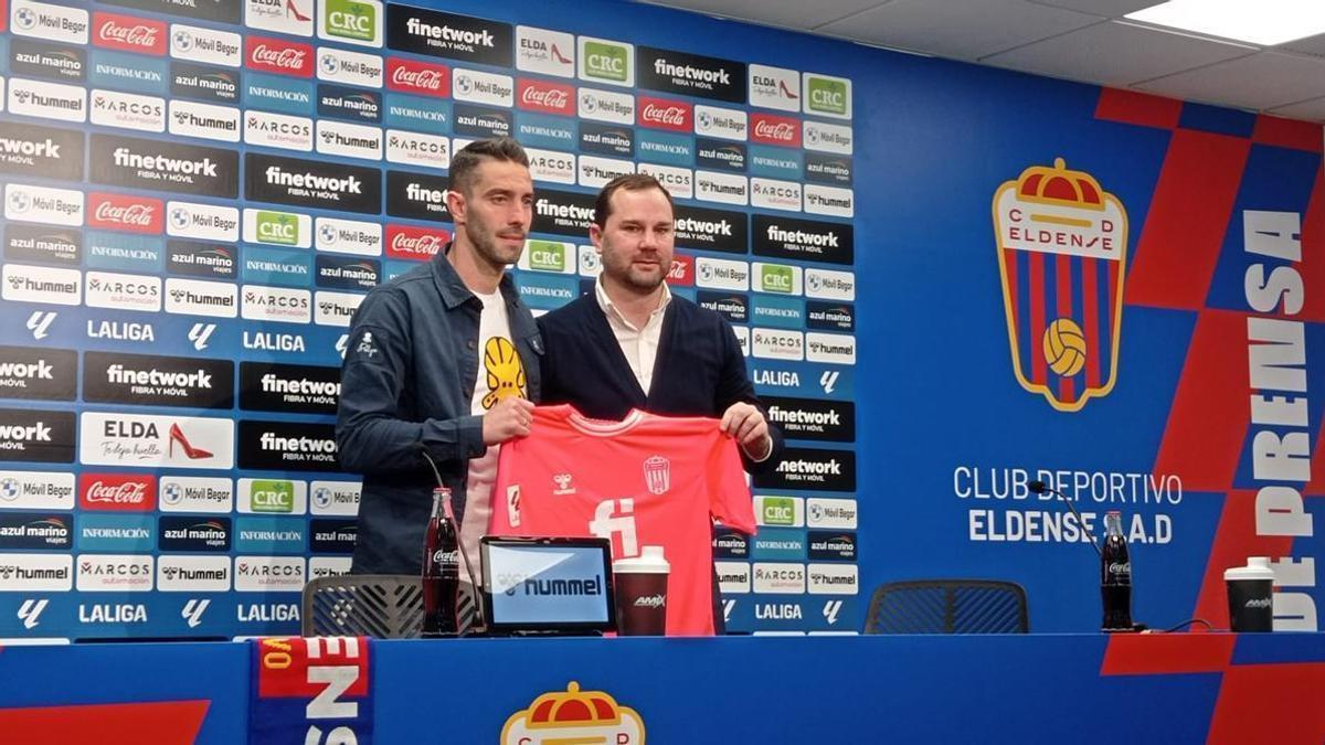 Ian Mackay y Manu Guill, director deportivo, en el acto de presentación del nuevo fichaje