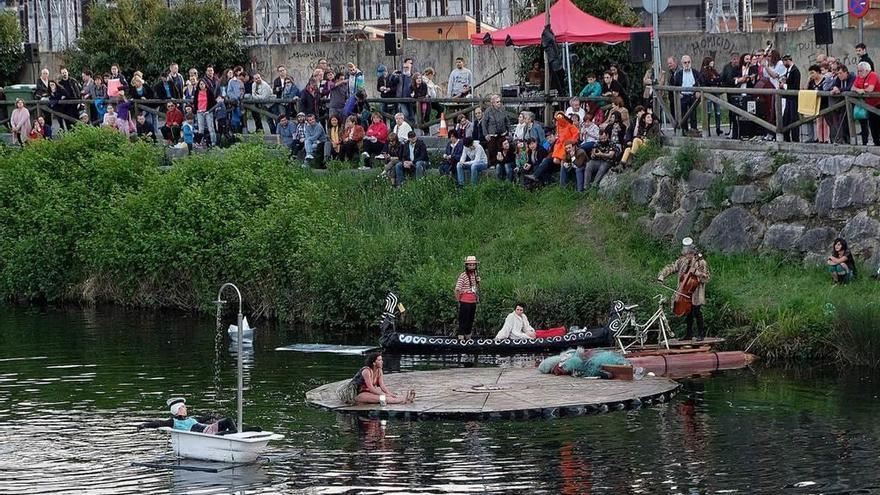 El espectáculo &quot;La ola flotante&quot;, ayer, en Langreo.