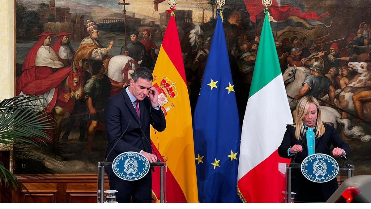 La primera ministra italiana Giorgia Meloni  y el primer ministro español Pedro Sánchez durante la rueda de prensa conjunta que ofrecieron .