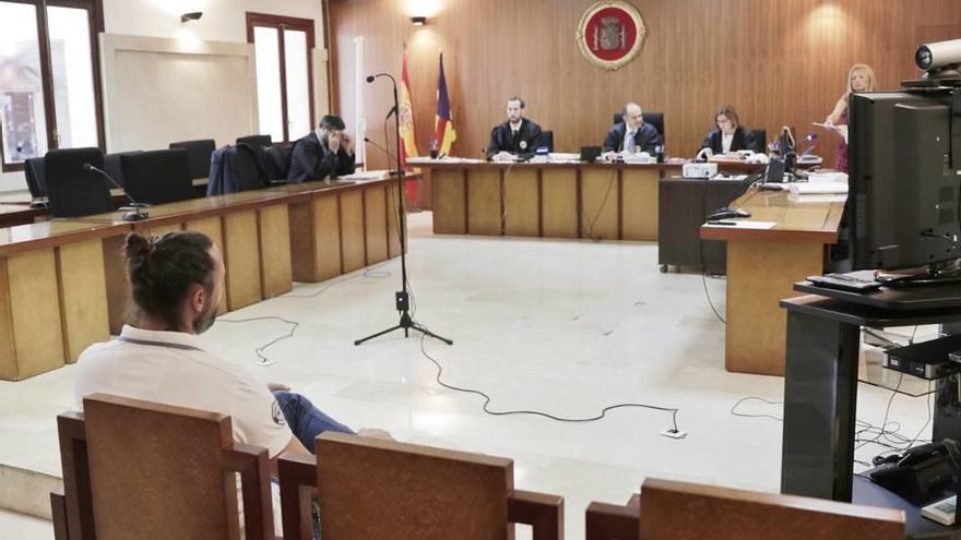 El acusado, ayer durante el juicio en la Audiencia.