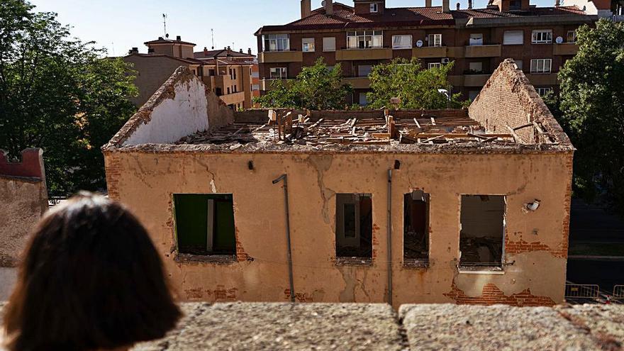 La muralla gana terreno en la avenida de la Feria 