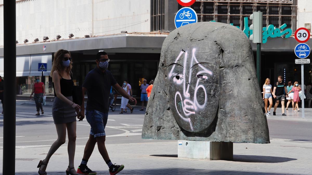 Dama de Murcia, obra de Manolo Valdés