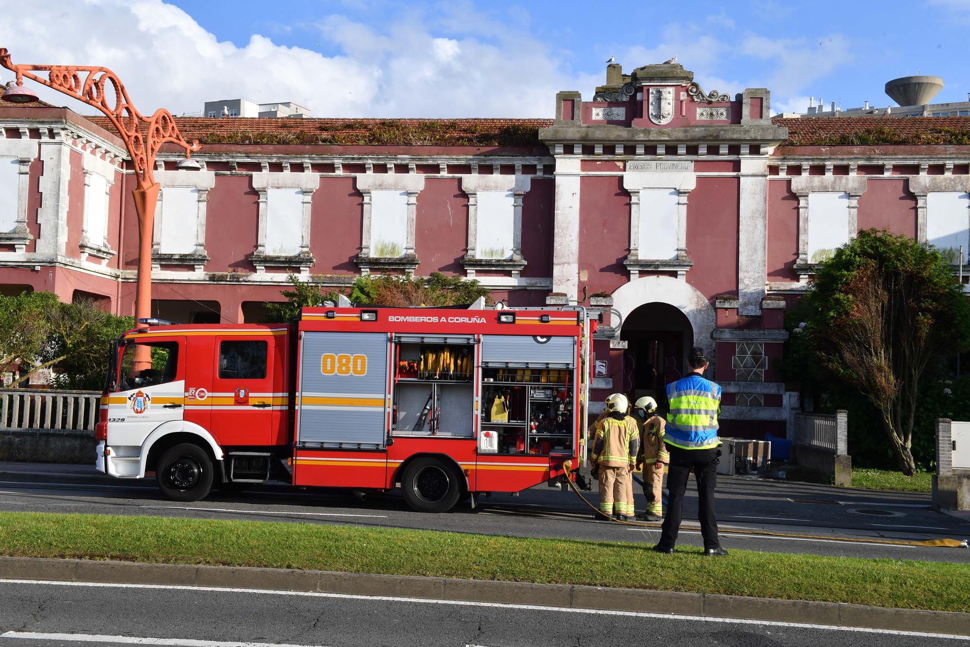 Los Bomberos sofocan un incendio en una habitación con colchones en la cárcel