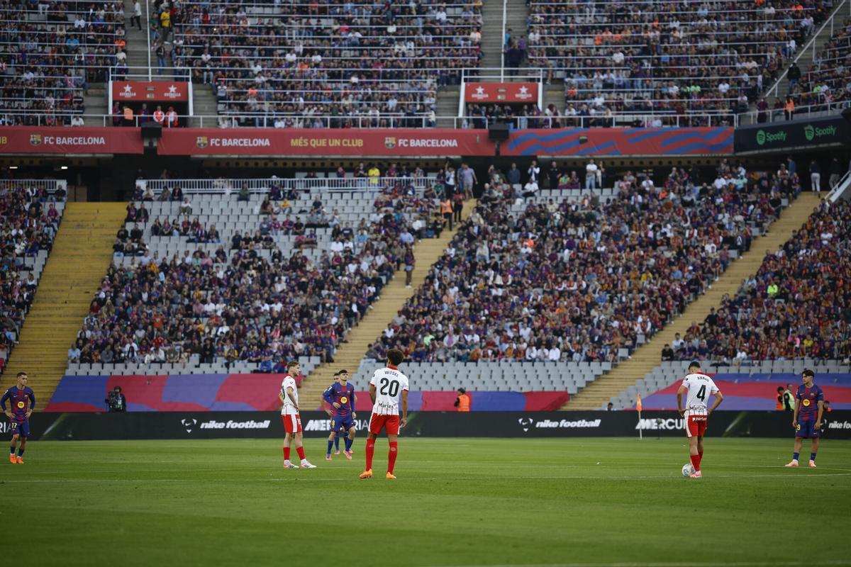 Los jugadores participan en una protesta de 10 segundos por el Villarreal-Barça en Miami, este sábado durante el partido de la jornada 9 de LaLiga EA Sports, entre el FC Barcelona y el Girona FC, en el estadio Olímpico de Montjuic, en Barcelona.
