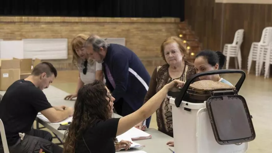 Reparto de cubos para la recogida "puerta a puerta" en el auditorio de Chella