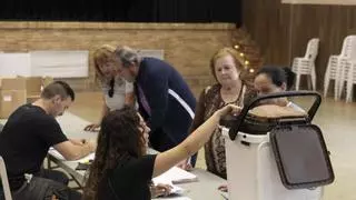 Comienza en la Canal de Navarrés el reparto masivo de cubos para la recogida 'puerta a puerta', que se activará a finales de mayo