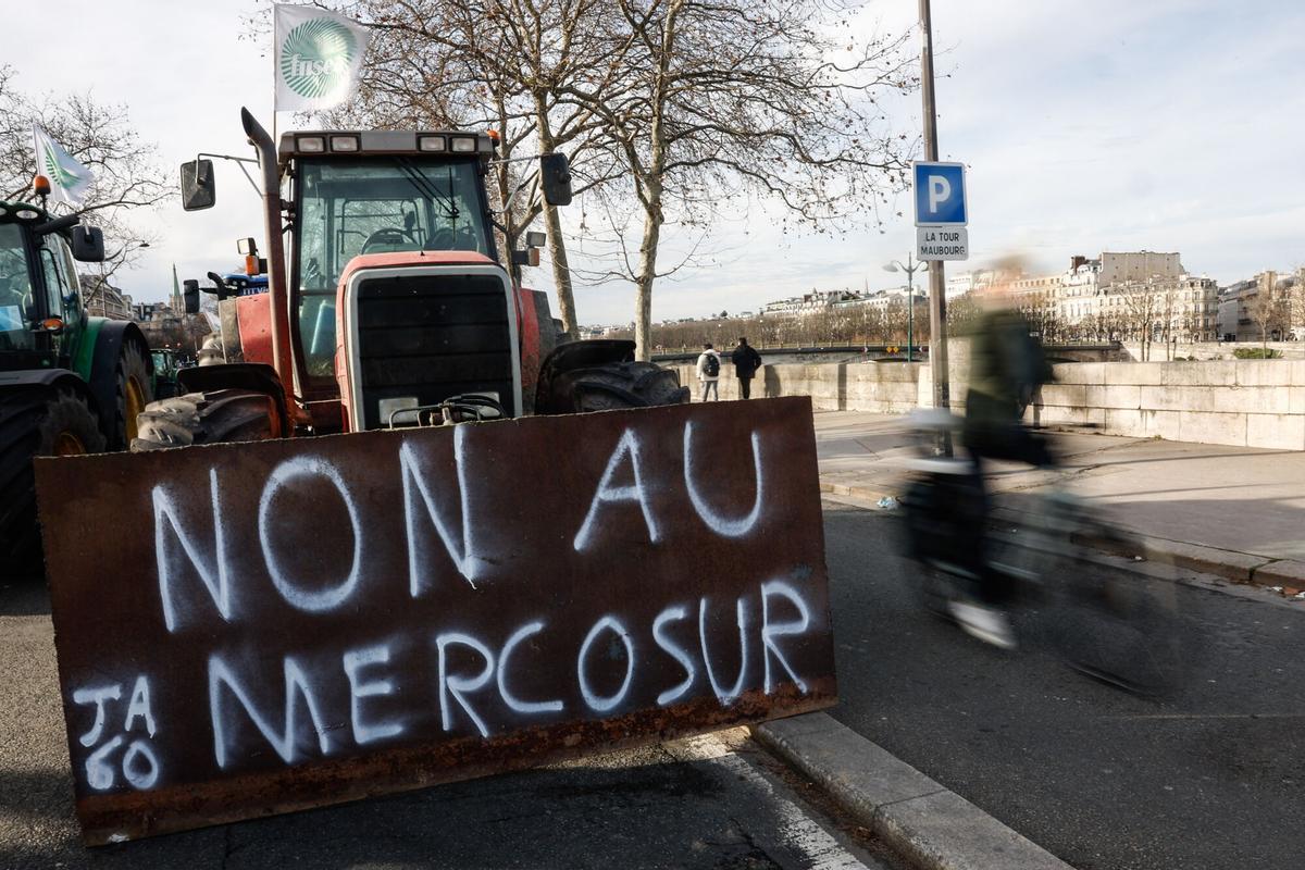 Agricultores franceses bloquen la Asamblea Nacional con tractores durante las protestos en contra del acuerdo entre la Unión Europea y Mercosur.