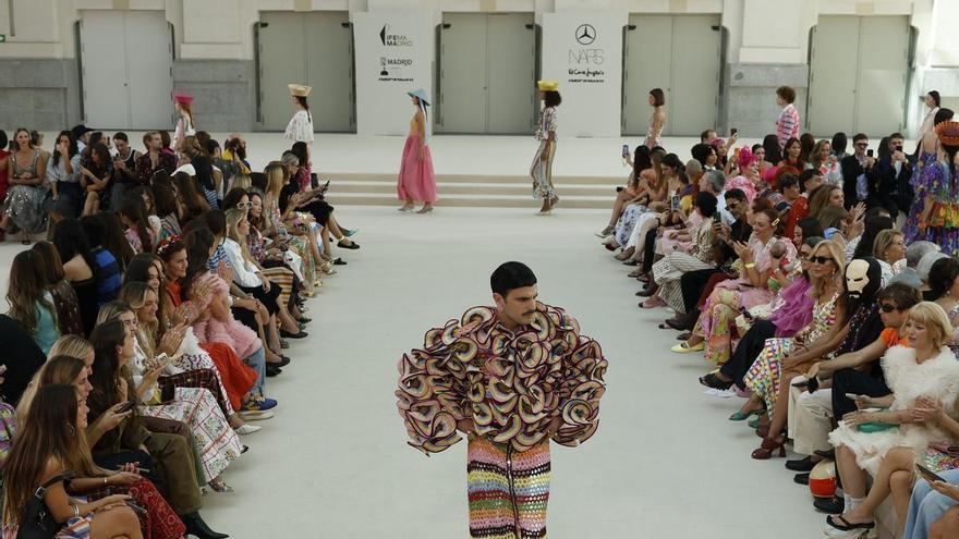 Rodrigo Cuevas desfila en madreñas en el debut de Celia B en la Semana de la Moda de Madrid