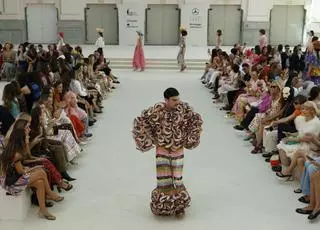 Rodrigo Cuevas desfila en madreñas en el debut de Celia B en la Semana de la Moda de Madrid