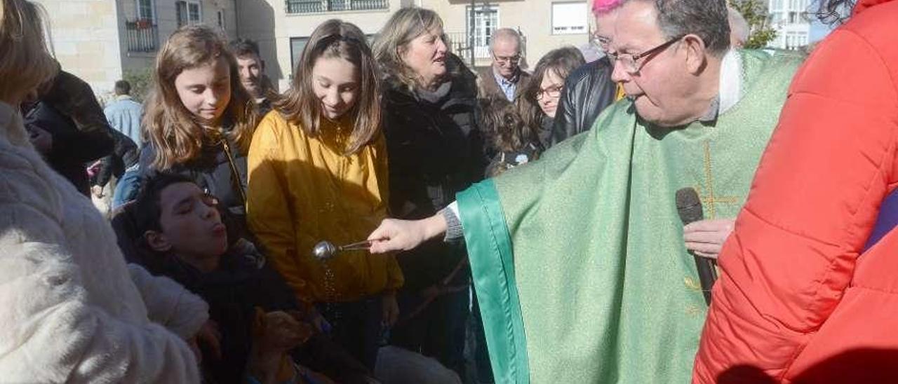 Un momento de la bendición de mascotas en la parroquia de Cambados, ayer a mediodía. // Noé Parga