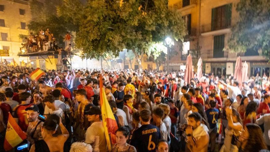 Miles de personas celebran en Palma la victoria de España frente a Argentina en la final del Mundial