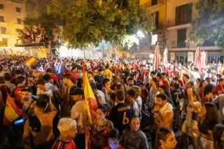 Miles de personas celebran en Palma la victoria de España frente a Argentina en la final del Mundial