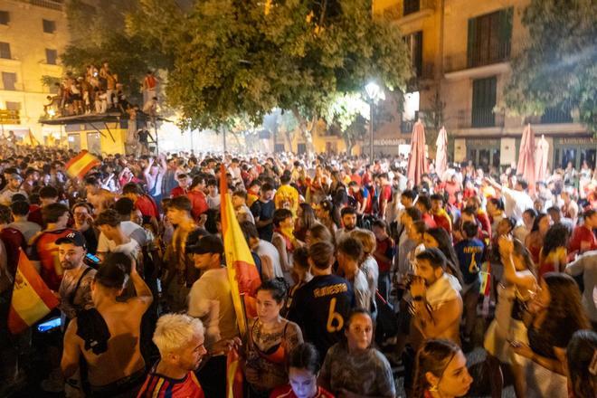 Miles de personas celebran en Palma la victoria de España frente a Argentina en la final del Mundial