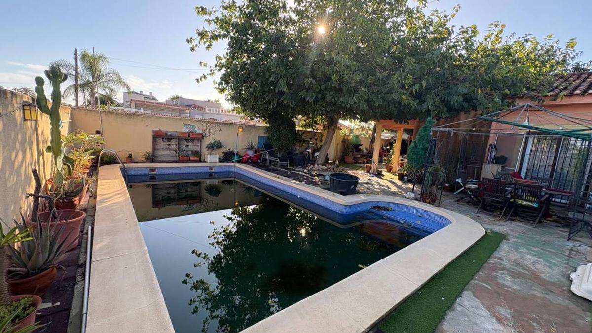 un chalet con piscina en una parcela de 400 metros cerca de las Lagunas un chalet con piscina en una parcela de 400 metros cerca de las Lagunas