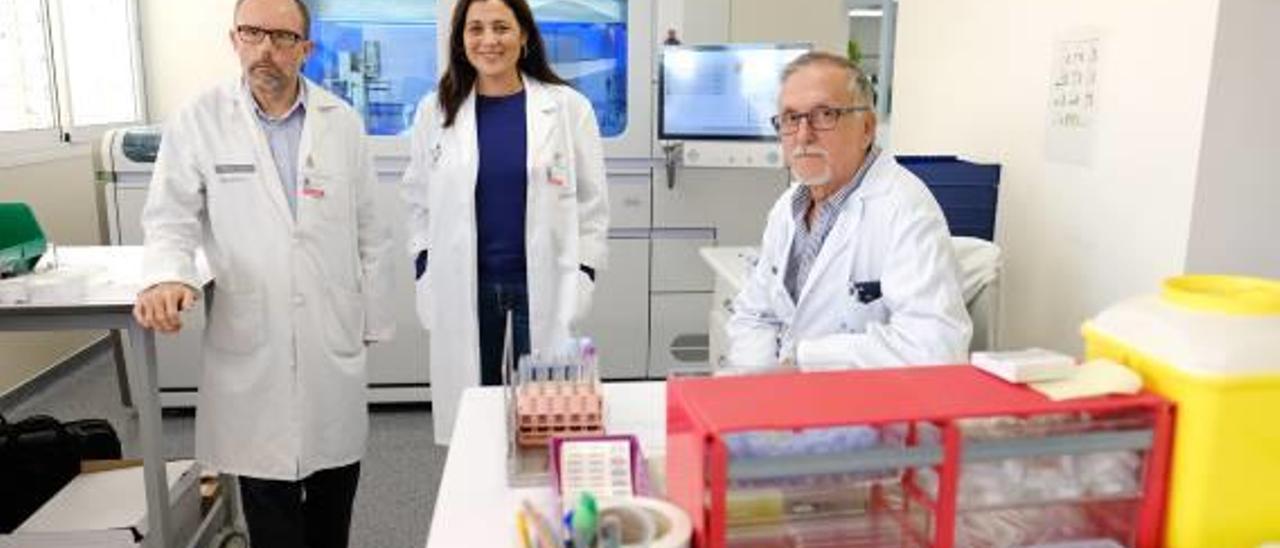 Joaquín Portilla, a la derecha, junto a Adelina Gimeno y Juan Carlos Rodríguez, virólogos y microbiólogos del Hospital General de Alicante.