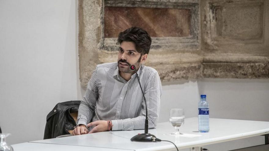 Enrique Llamas en un acto en la Biblioteca Pública. | N. Rodríguez