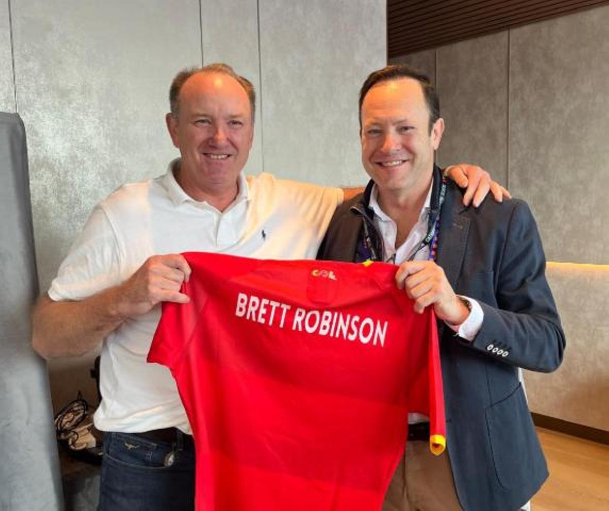 Juan Carlos Martín 'Hansen', presidente de la Federación Española de Rugby, entrega una camiseta a Brett Robinson (izqda.), presidente de World Rugby