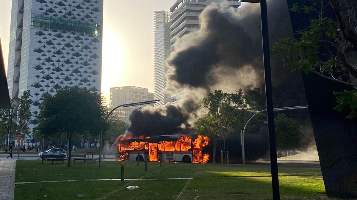 Incendio de un autobus en L'Hospitalet