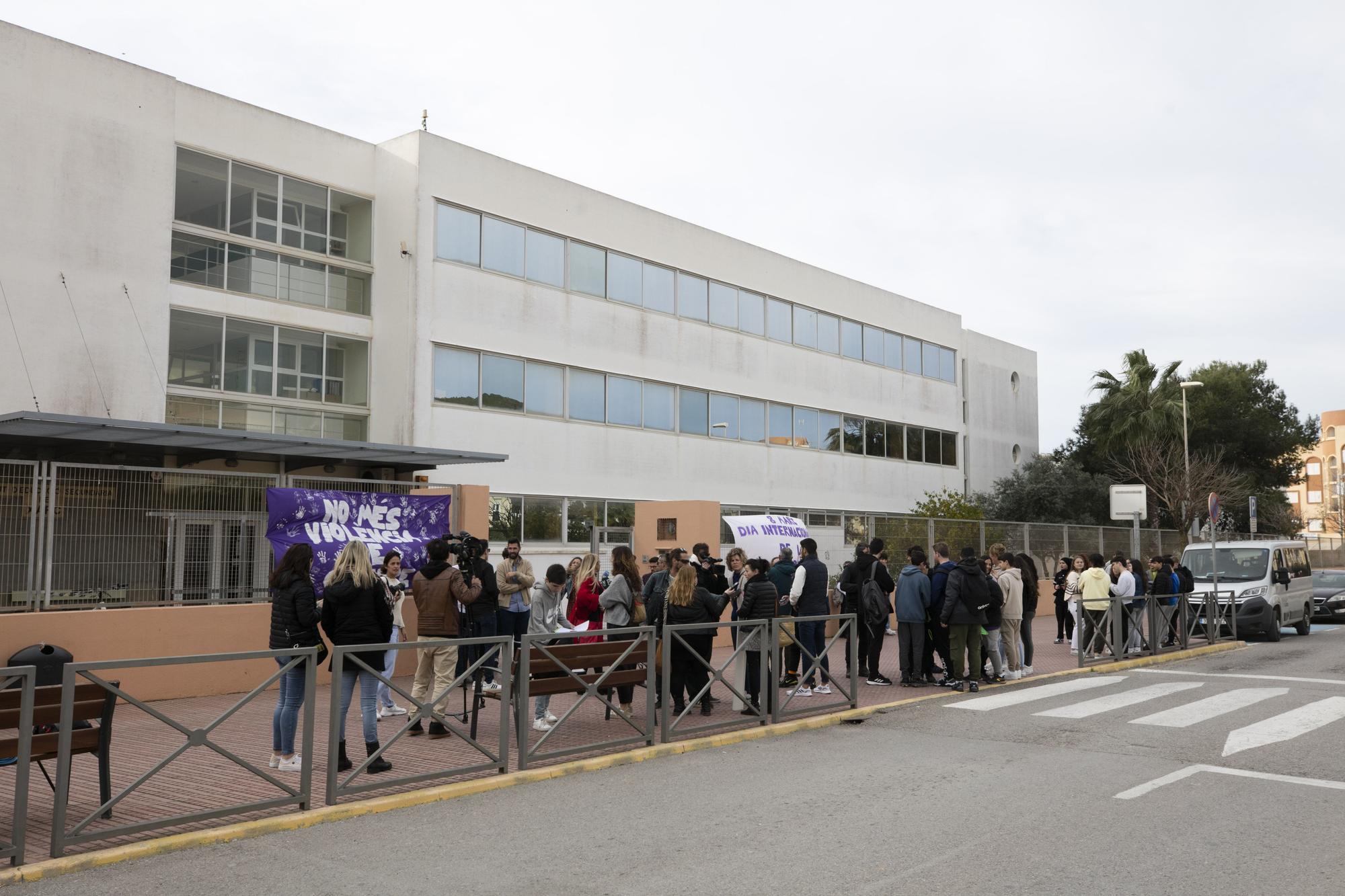 Alumnos y familias del instituto Xarc de Ibiza claman contra Educación por el mal estado del centro