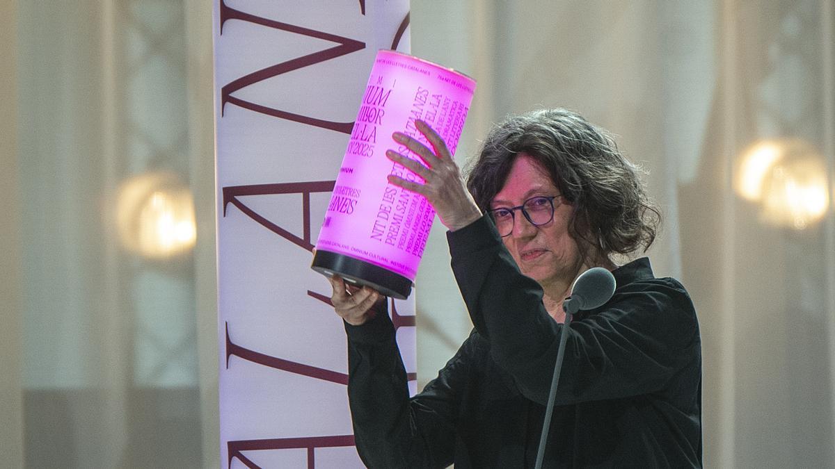 Antònia Carré Pons, con el premio Òmnium a la mejor novela del año 2025, durante la gala de los premios de la 75a Nit de les Lletres Catalanes celebrada en el Palau Nacional.