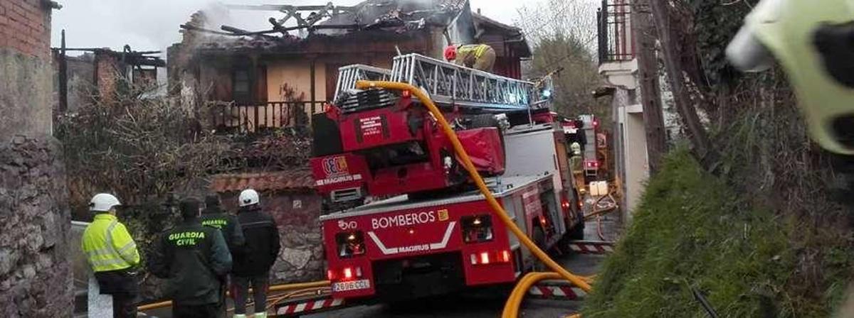 Un incendio en una casa de Las Segadas deja a Oviedo una hora sin bomberos