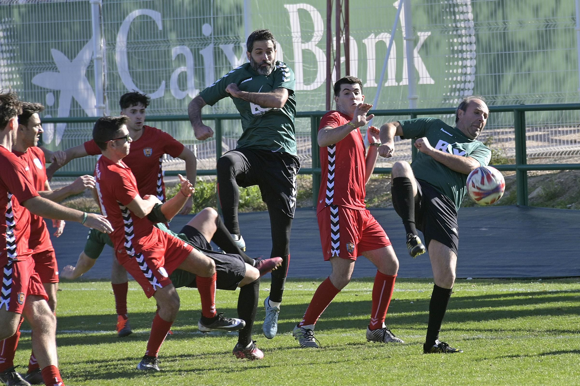 Partido de futbol benefico populares informadores