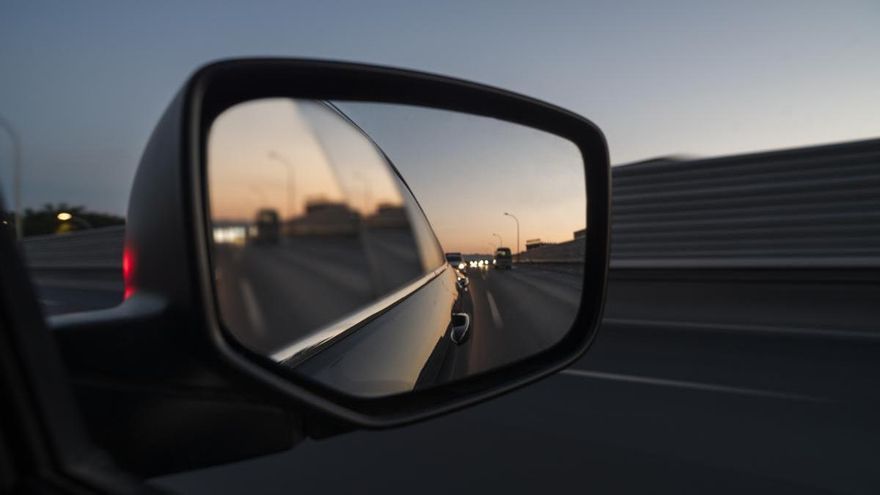 La razón detrás de la última moda de cubrir los espejos retrovisores del coche con bolsas de plástico