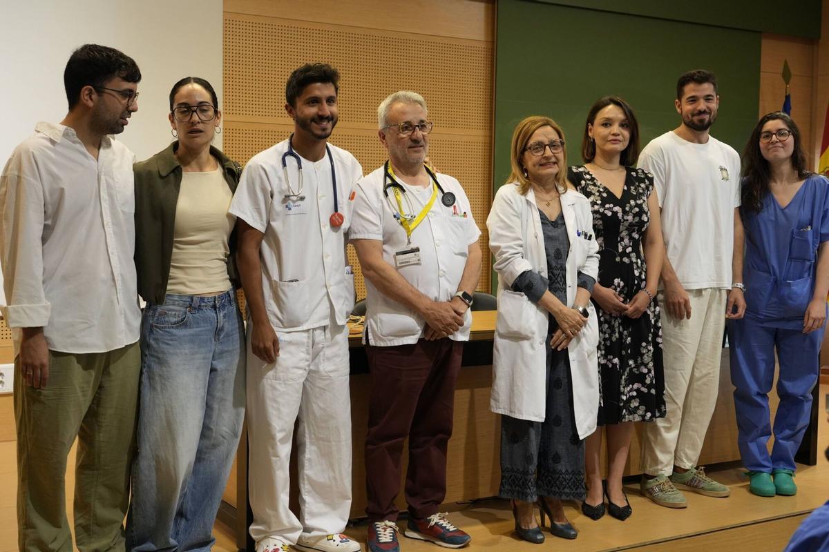 Los responsables sanitarios, con algunos de los Mires que acaban su formación este año