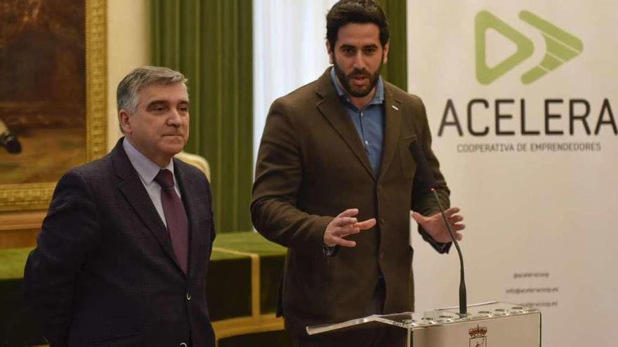 Ruperto Iglesias, presidente de Asata, y Rubén Hidalgo, gerente de Gijón Impulsa, en la presentación oficial de la cooperativa para emprendedores Acelera.