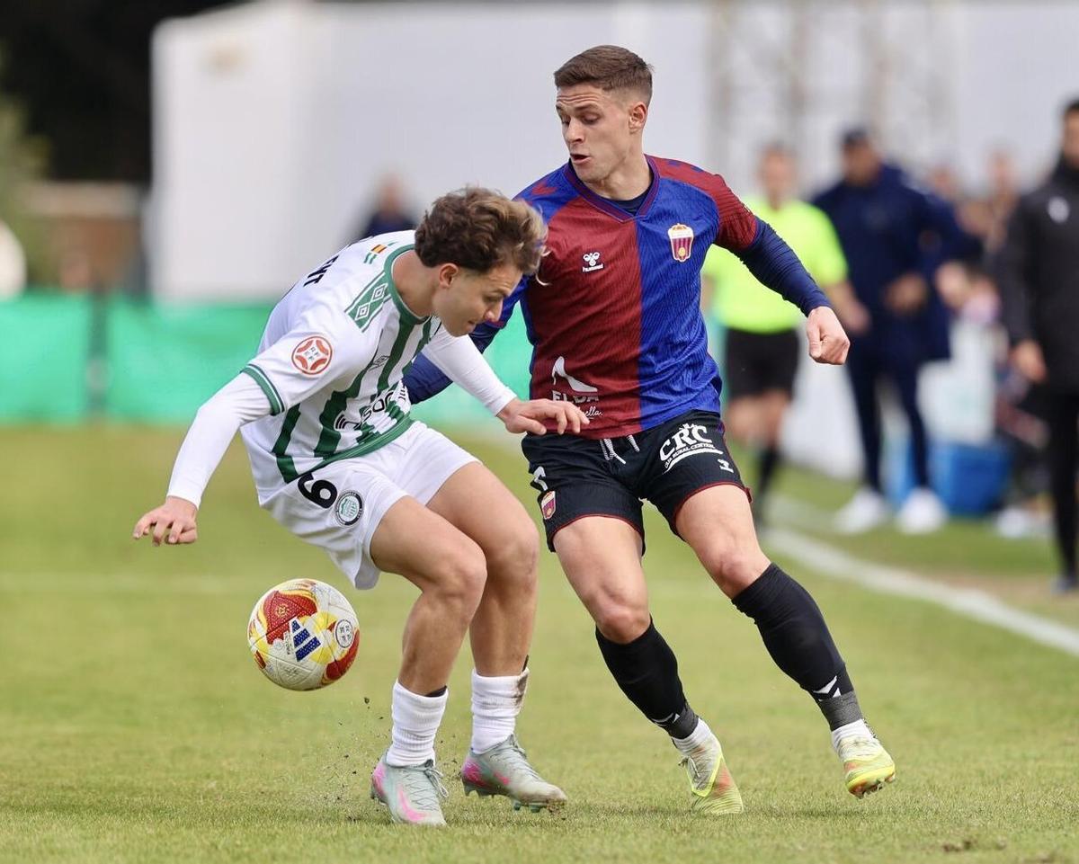 Nacho Quintana intenta regatear a Climent.