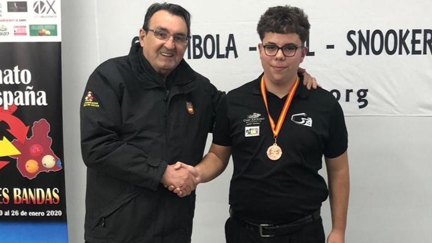 Lucas Molpeceres con la medalla al cuello es felicitado por el presidente de la FEB