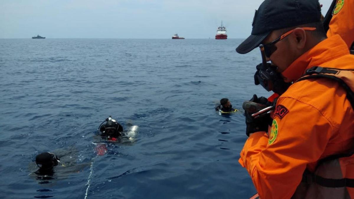 Un avió s'estavella al mar de Java a Indonèsia