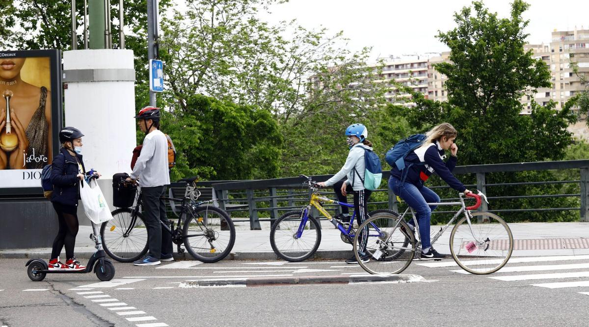 Ciclistas en el puente de Hierro