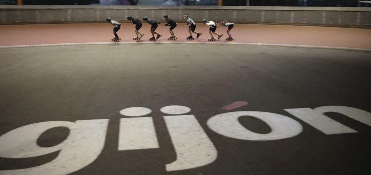 Patinadores durante el entrenamiento de ayer en el complejo de Moreda.