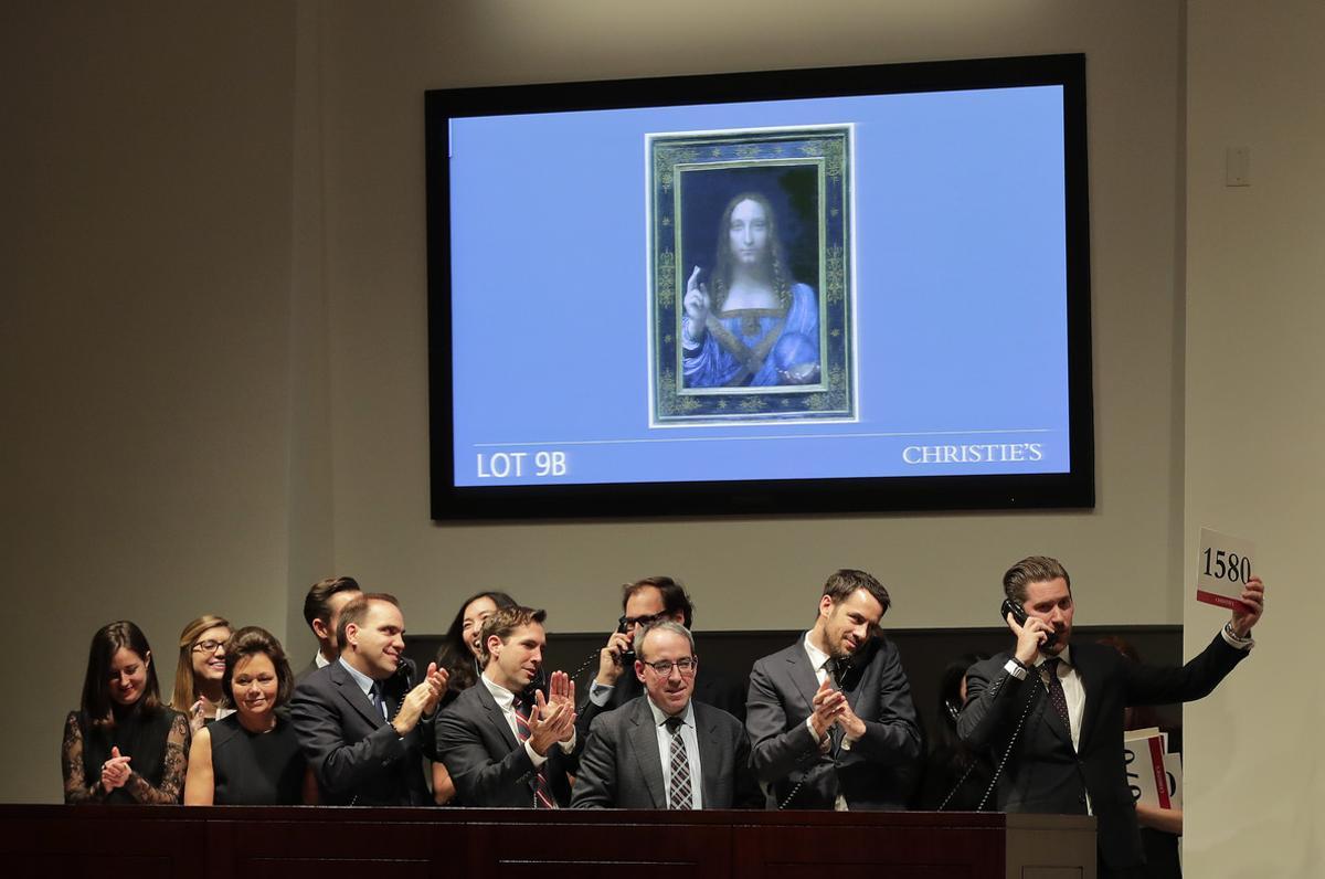 Varios agentes reaccionan al finalizar la subasta del ’Salvator Mundi’ de Da Vinci, este miércoles en la sala Christie’s de Nueva York.